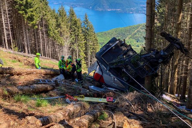 В Италии погибли 14 человек при крушении фуникулера. Фото и видео с места трагедии
