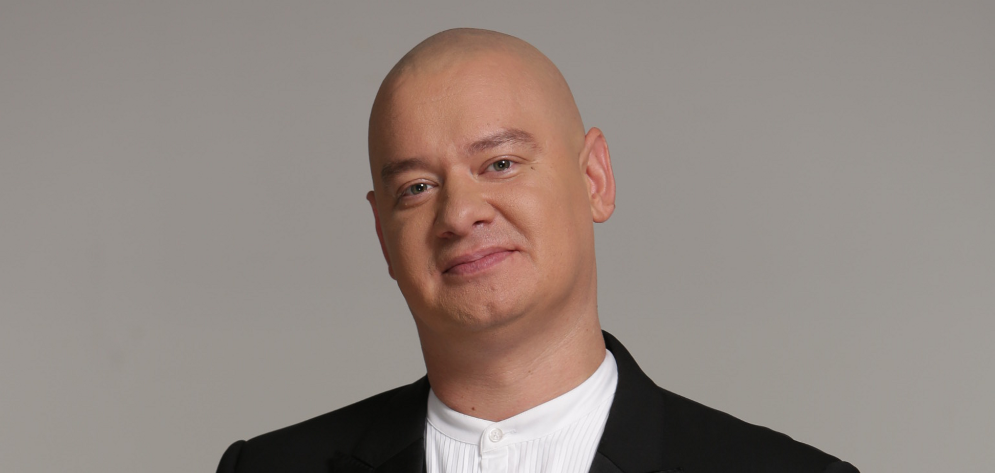 Кошовий відзначив 20-річчя своєї «зручної зачіски» та поділився рідкісним кадром