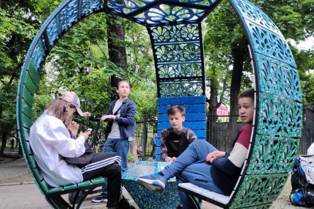 В ботсаду Киева открыли уникальную беседку из переработанного пластика. Фото