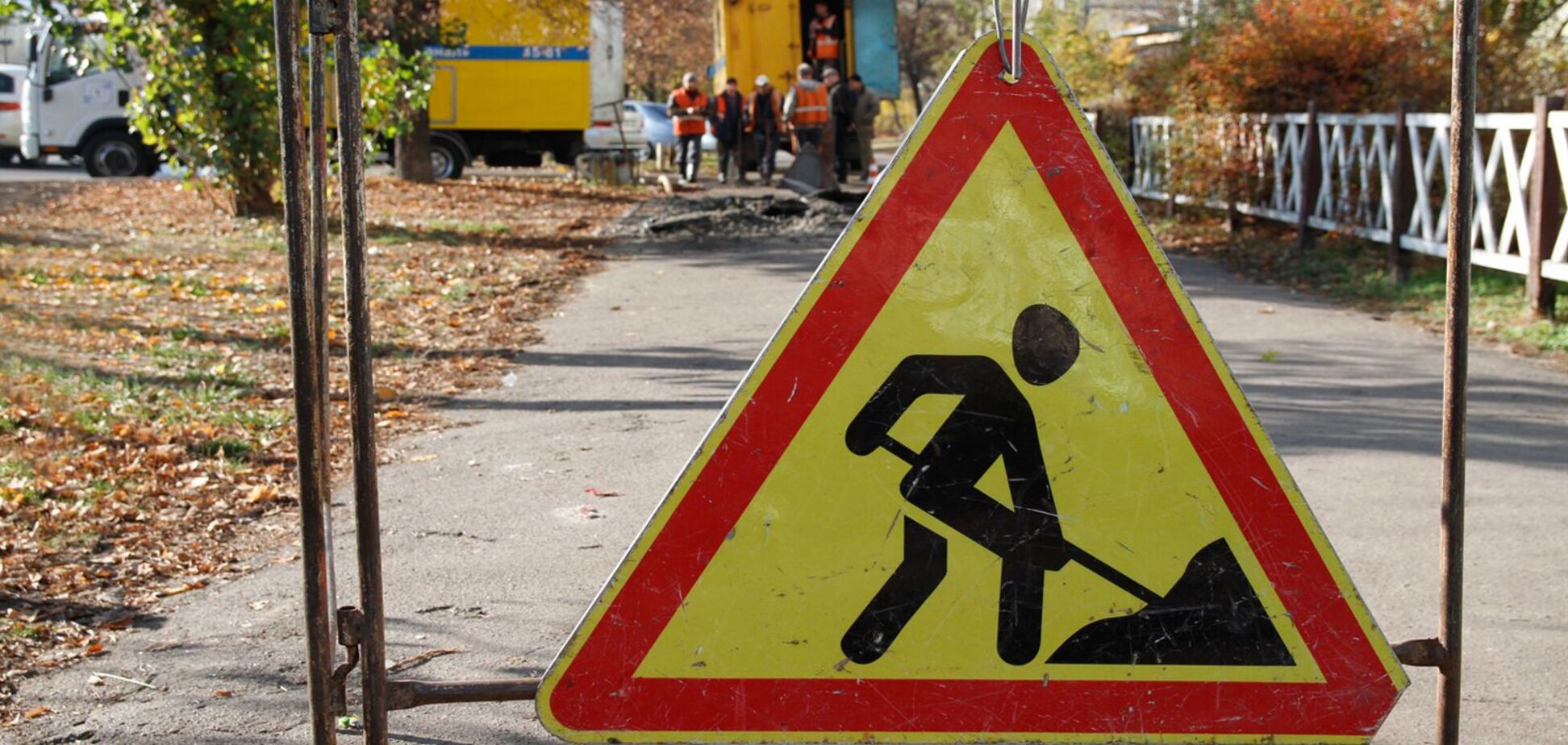 Коммунальщик приступили к ремонту аварийного участка трубы