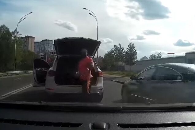 У Києві водій позашляховика битою вирішував конфлікт на дорозі. Відео