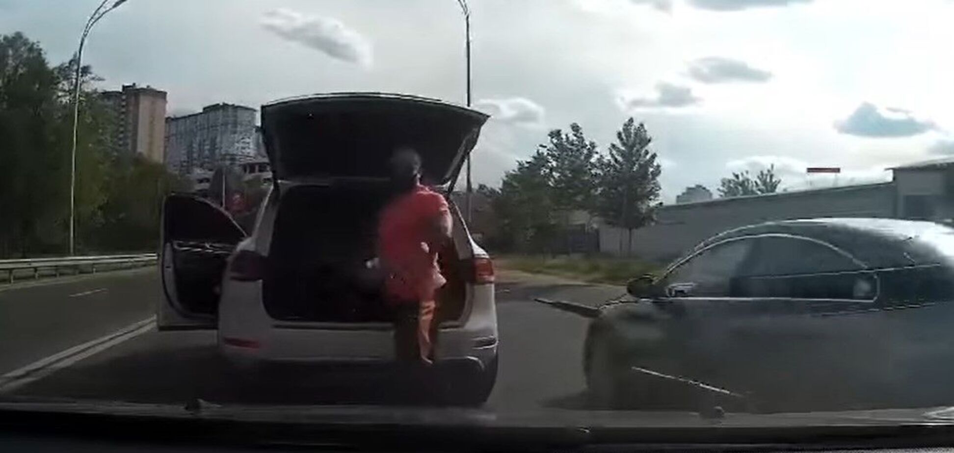 У Києві водій позашляховика битою вирішував конфлікт на дорозі. Відео