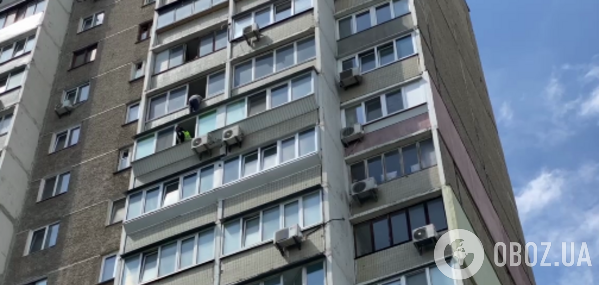 У Києві чоловік спробував кинутись з вікна 12 поверху: як його вдалося врятувати. Фото, відео
