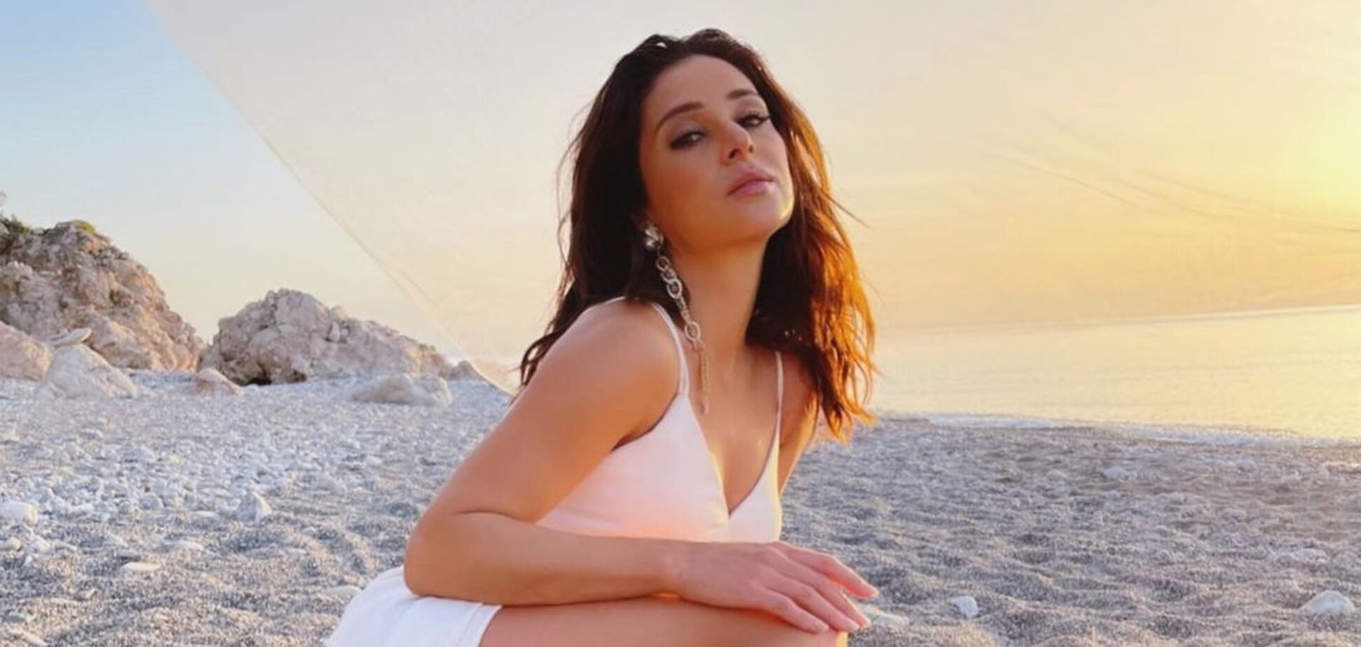 'Холостячка' Злата Огневич в пиджаке на голое тело поделилась жаркими фото из Турции