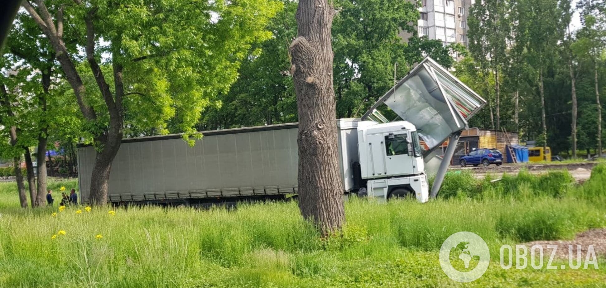 В Киеве на Теремках фура снесла рекламный борд
