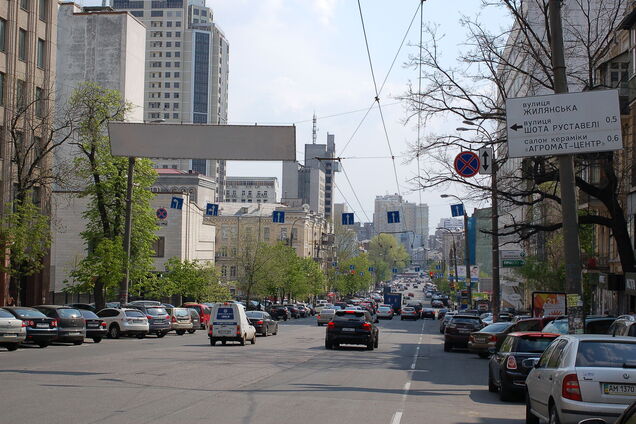 У Києві бульвар у центрі міста зачистили від стихійної парковки
