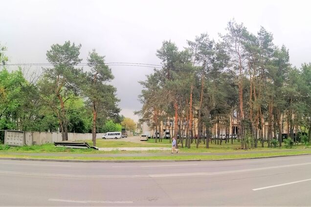 Киевляне добились демонтажа незаконного забора застройщика в парке на Жмаченко