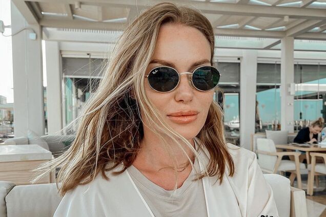 Каминская в платье 'невесты' засветила откровенное декольте. Фото