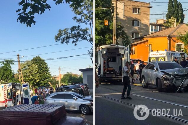 У Дніпрі перехожі руками піднімали перевернутий після зіткнення автомобіль. Відео смертельної ДТП 18+