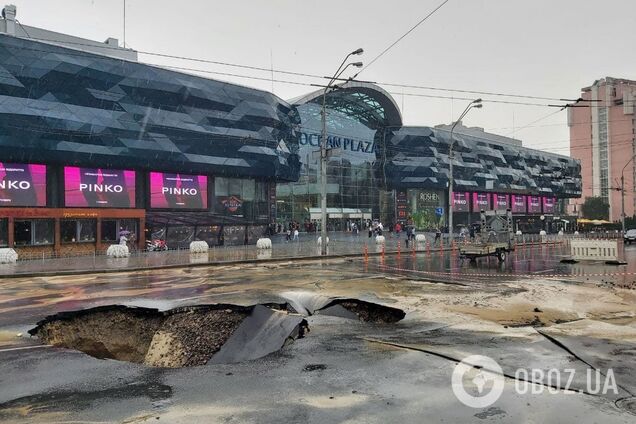 Масштабна аварія на водогоні в Києві: затопило вулицю, а дорога пішла під землю. Фото