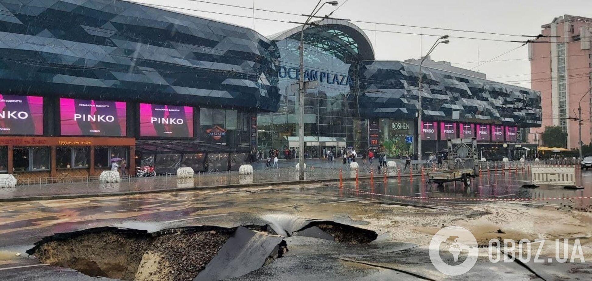 Масштабная авария на водопроводе в Киеве: затопило улицу, а дорога ушла под землю.Фото