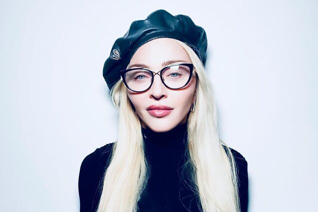 Мадонна показала зухвалий образ у косинці та окулярах. Фото