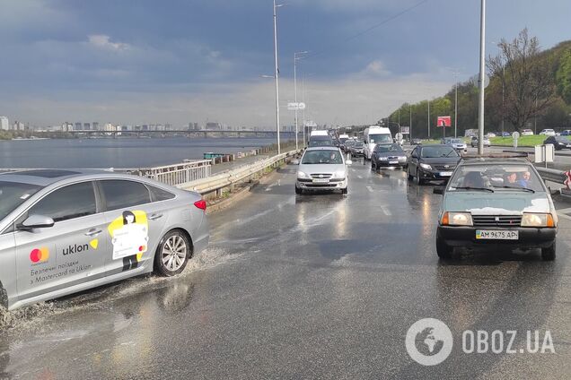 На столичных улицах образовались многочисленные тянучки