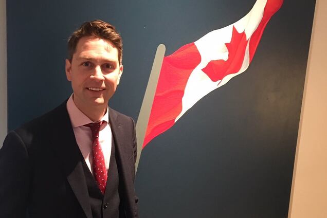 Голый политик справил нужду в чашку во время заседания парламента