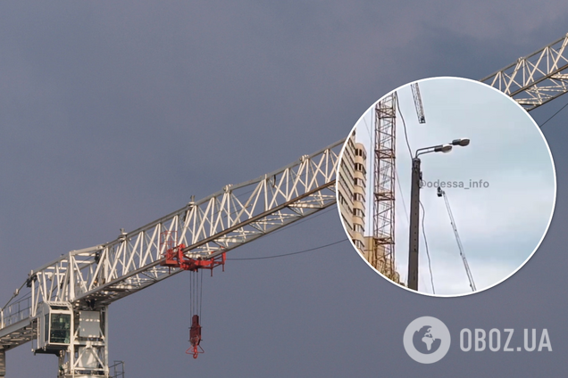 В Одессе мужчина залез на башенный кран, чтобы выпить пива. Видео курьеза