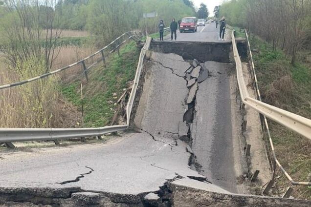 На Львовщине обрушился мост