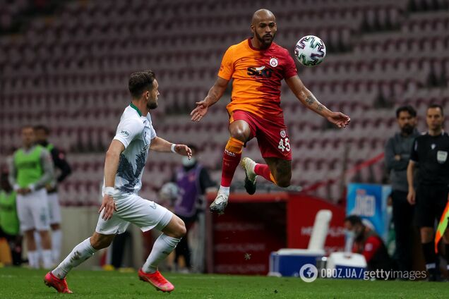 Маркао (справа) в полете