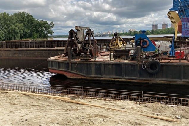 В Киеве экс-депутат Паладий возводит незаконную стену рядом с заводом Ковальской