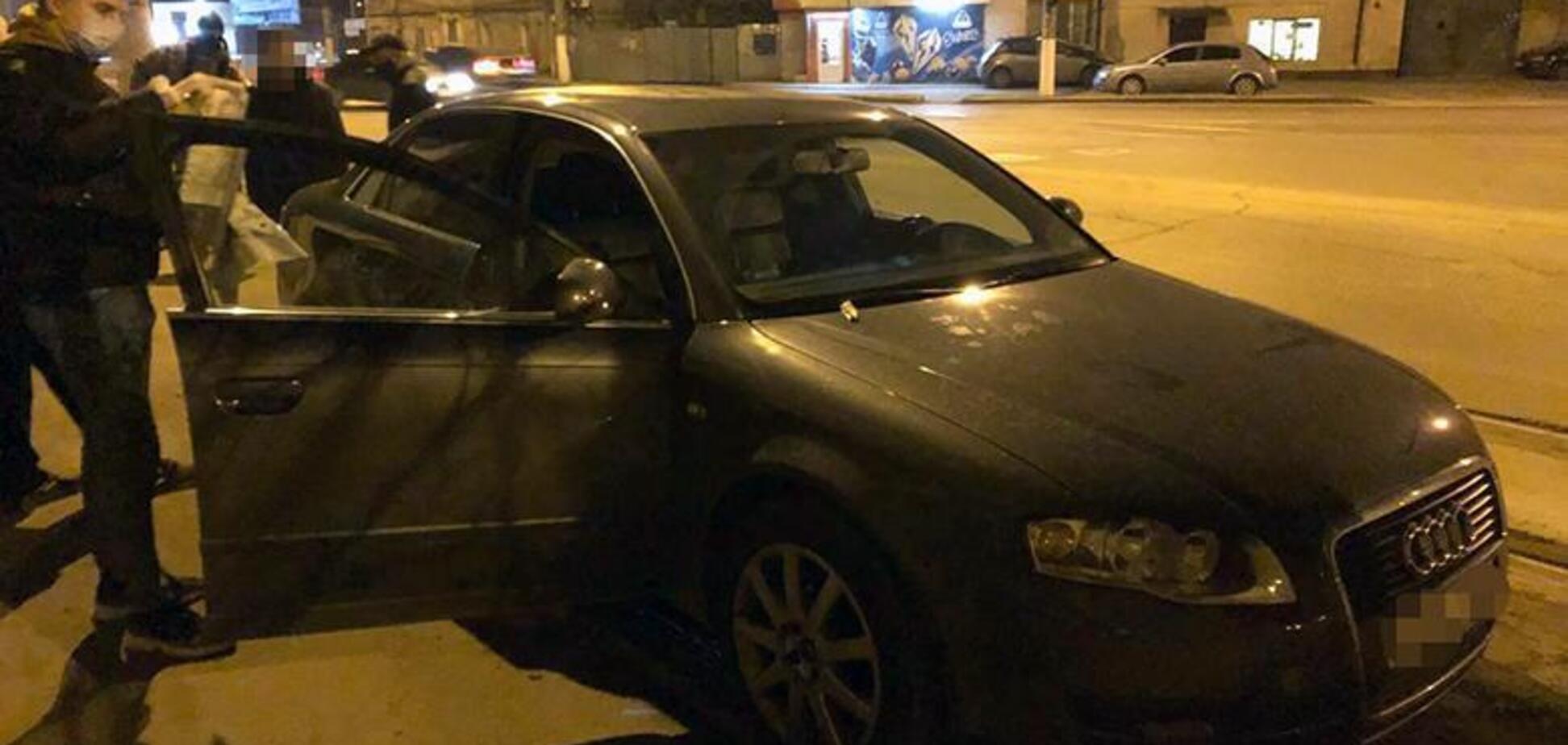 В Киеве злоумышленники отобрали у мужчины 5 миллионов гривен и пытались сжечь свое авто