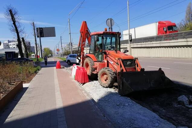 В Киеве неизвестные уничтожили часть велодорожки на проспекте Победы