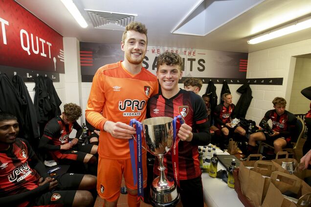 Марк Траверс (слева) с кубком