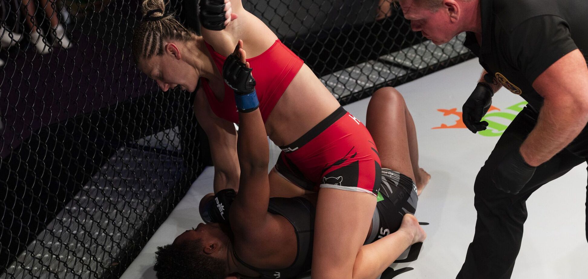 Кайла Харрисон бьет Мариану Мораис