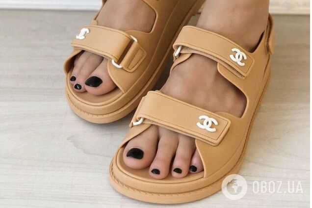 В сезоне весна-лето 2021 представлена обувь на каблуке и на низкой подошве