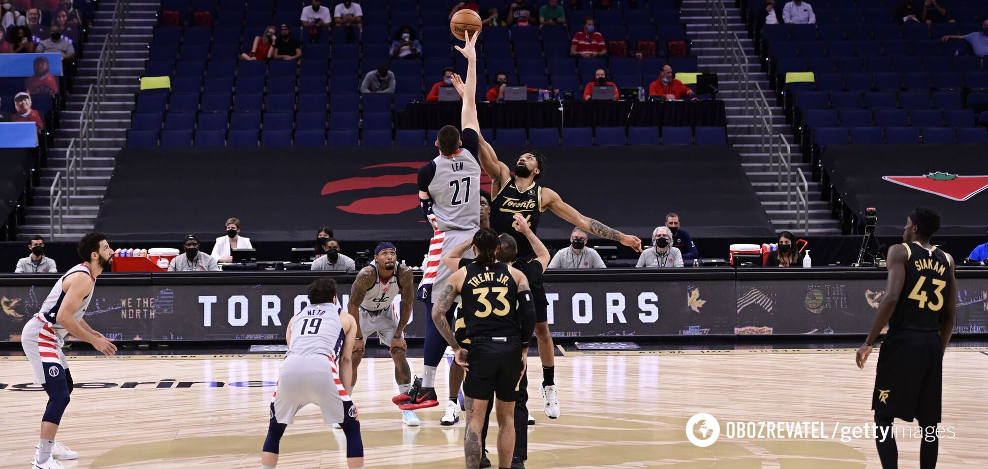 Алексей Лэнь ведет борьбу за спорный мяч