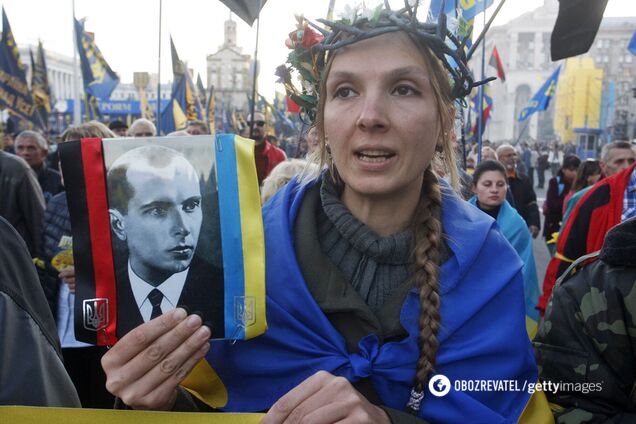 Женщина с портретом Степана Бандеры