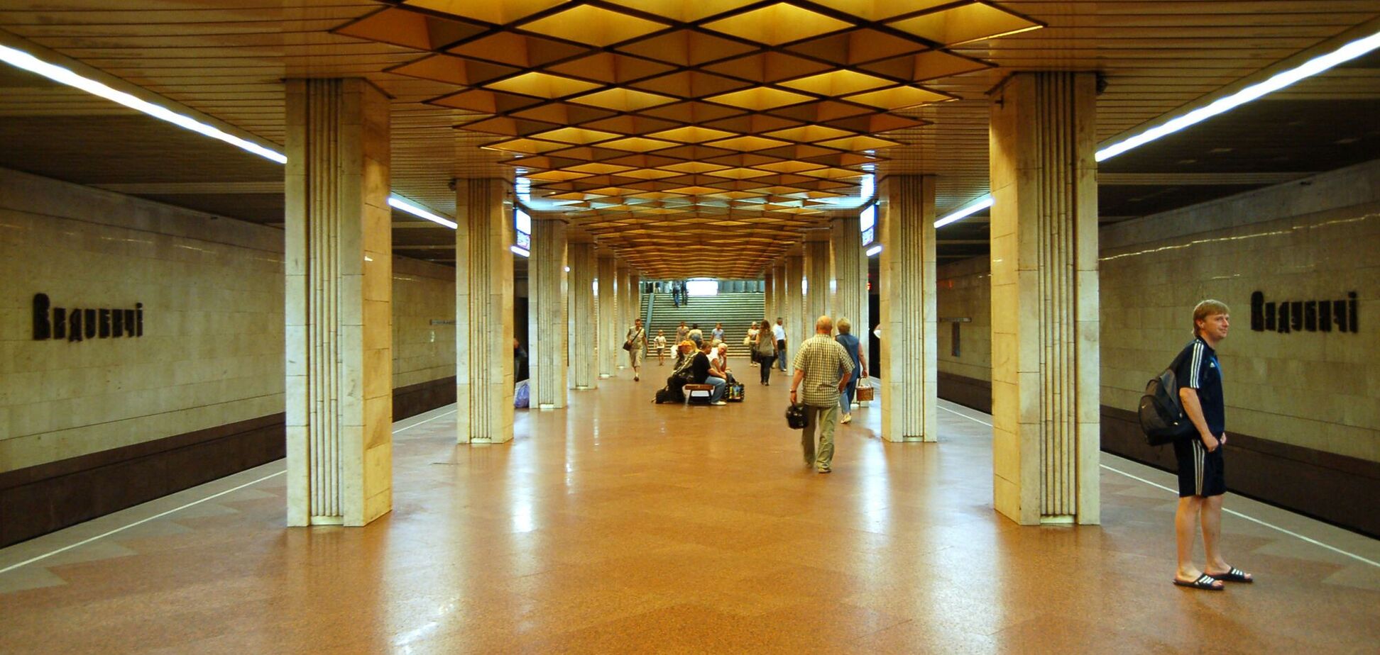 До 2001 года на станции был только один выход