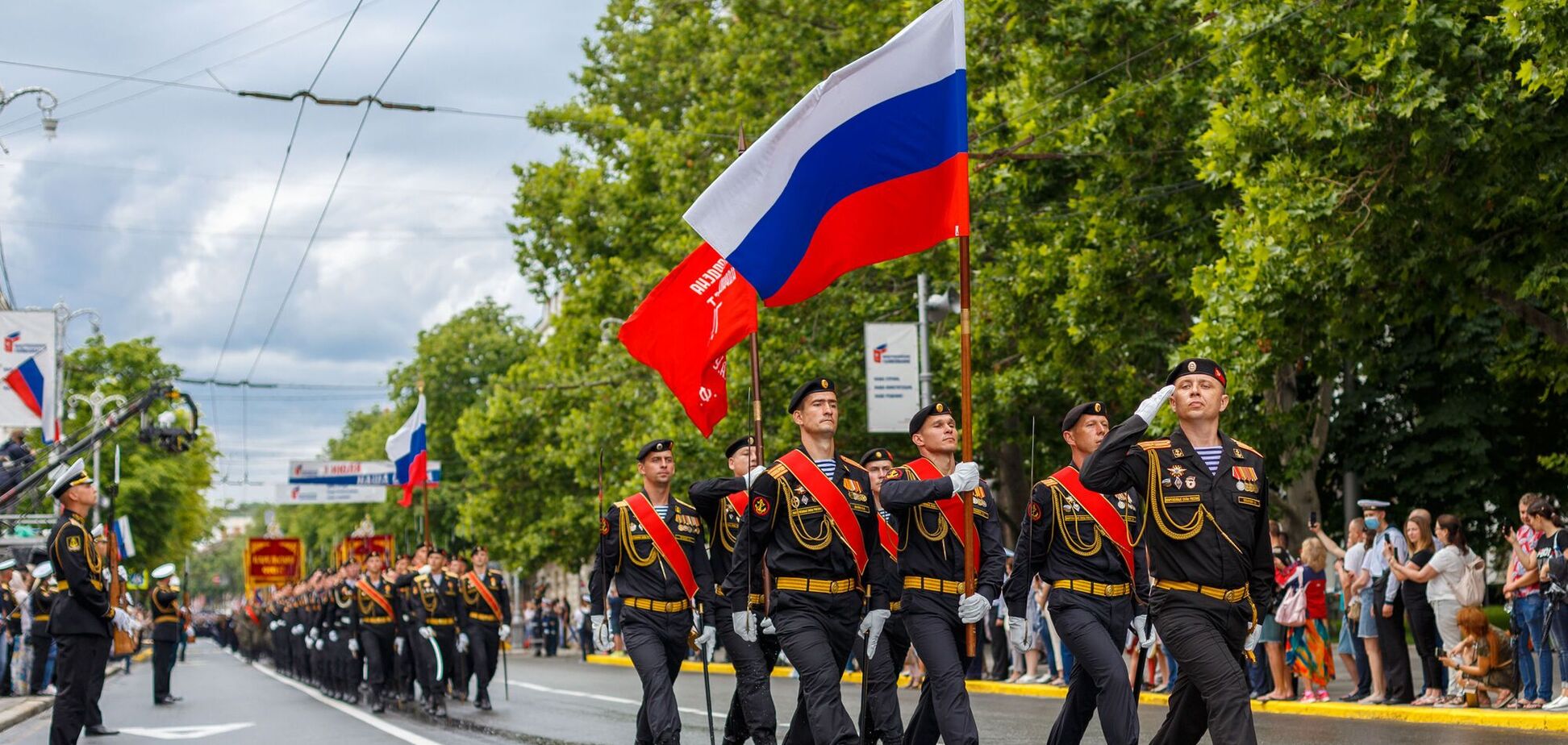 В оккупированном Крыму к 9 мая отрепетировали парад с танками и 'Градом'. Видео