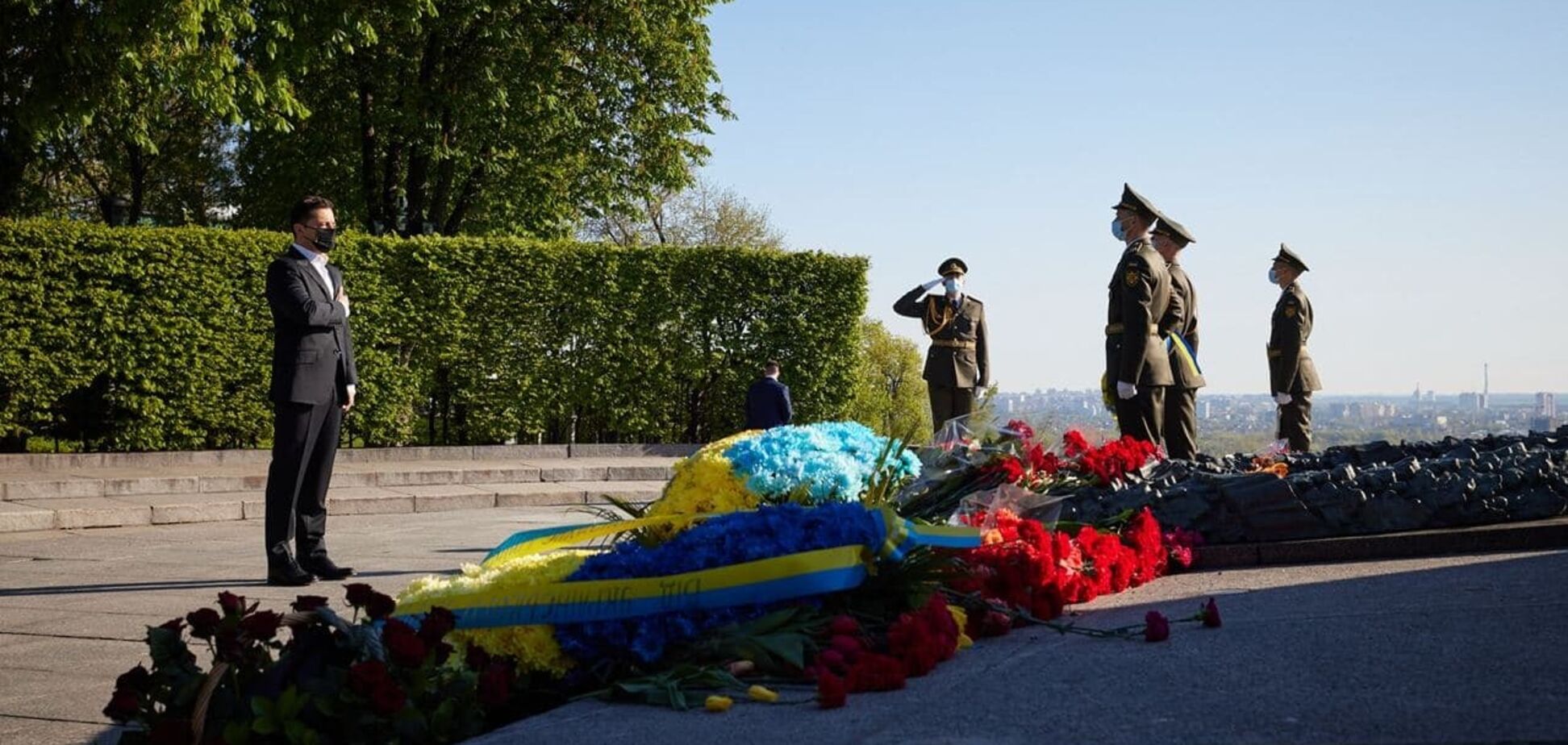 Зеленський поклав квіти до могили Невідомого солдата в Києві. Відео