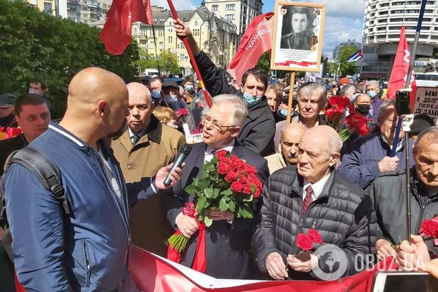 До Вічного вогню в Києві прийшов Петро Симоненко з провокаційними закликами. Фото