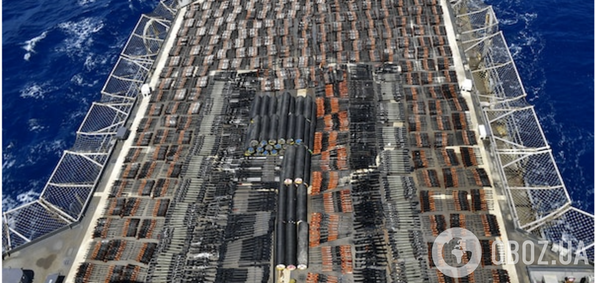 США затримали судно РФ і Китаю: на борту виявлено гігантський арсенал зброї. Фото і відео
