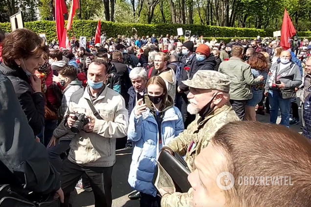 В Киеве сторонники коммунистов набросились на ветерана АТО у Вечного огня. Видео