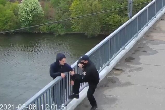 Врятованого передали медикам