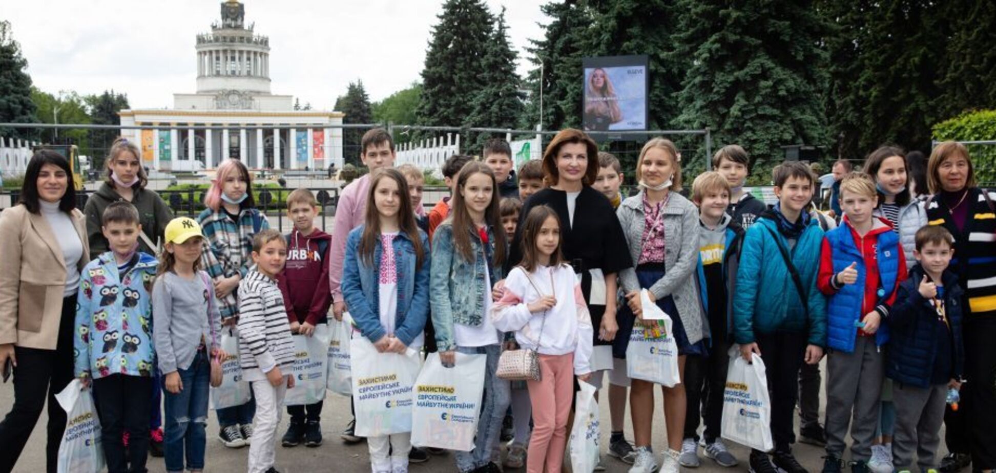 Марина Порошенко в Международный День защиты детей пригласила школьников из семей участников войны против российской агрессии в Музей науки