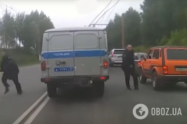 У Росії затриманий утік із поліцейського автомобіля, що застряг у заторі: курйозне відео стало вірусним у мережі