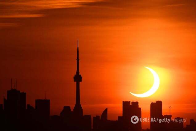 Мир наблюдал красочное солнечное затмение. Фоторепортаж