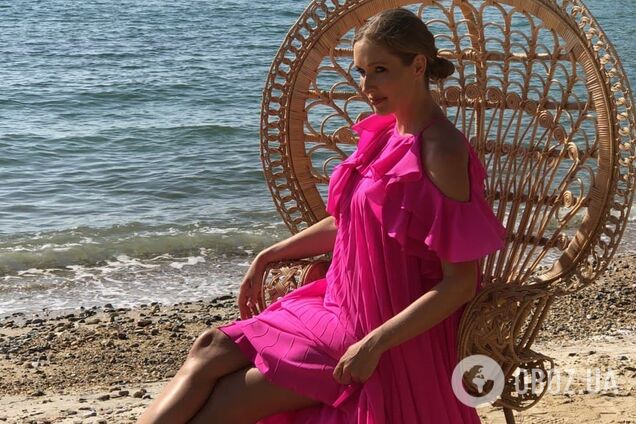 Вагітна Осадча зачарувала ніжним образом у малиновій сукні. Фото