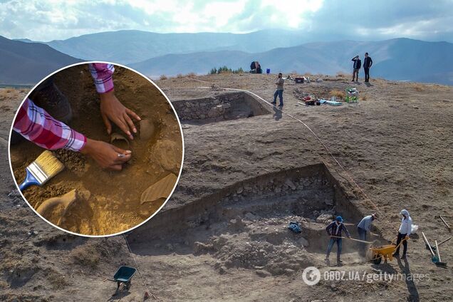 Археологи обнаружили в Турции статую женщины, которой 1800 лет. Фото и видео