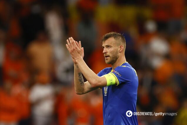 Андрей Ярмоленко аплодирует фанатам