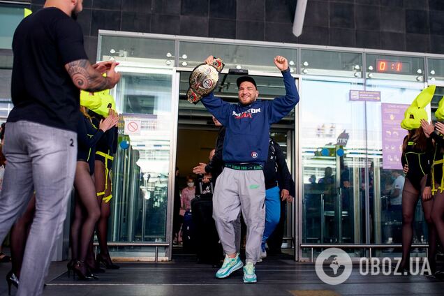 Чемпіона Bellator Ярослава Амосова в аеропорту зустріли сотні фанатів