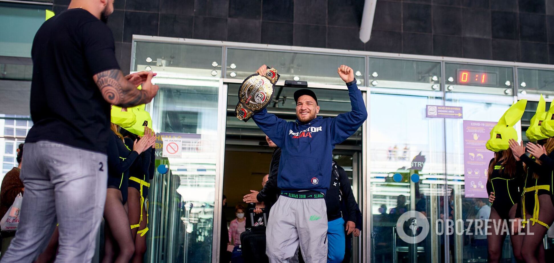 Чемпиона Bellator Ярослава Амосова в аэропорту встретили сотни фанатов