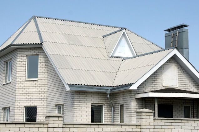 Крыша, покрытая шифером, может служить до 100 лет