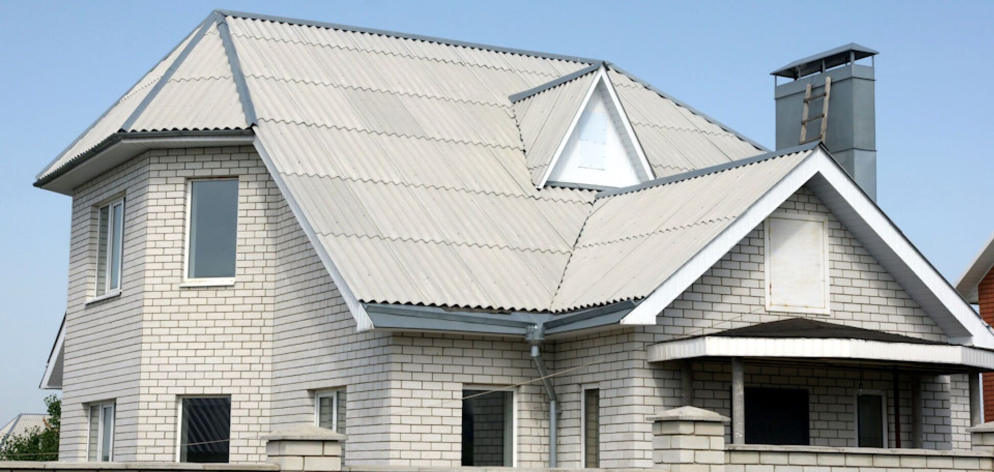 Крыша, покрытая шифером, может служить до 100 лет