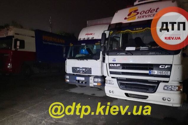 На Троещине в Киеве иностранец пытался ограбить фуры и подрезал водителя. Фото