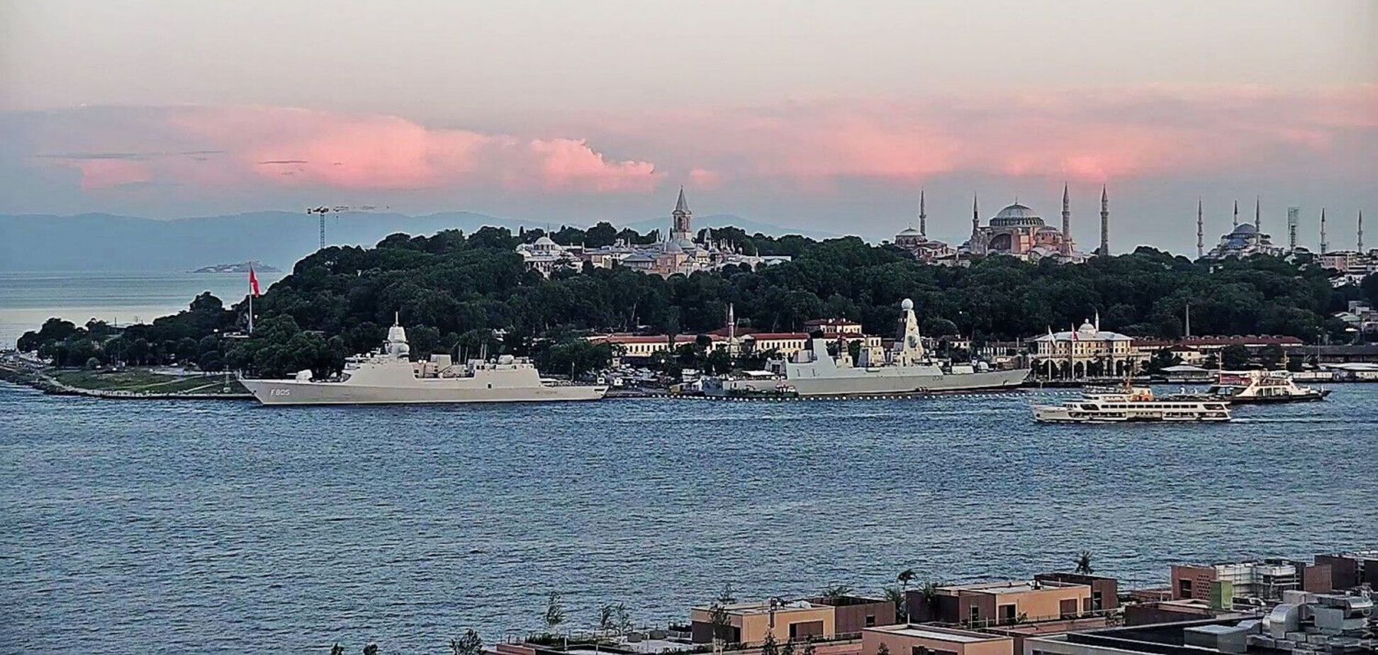 Британский эсминец и нидерландский фрегат вошли в Черное море