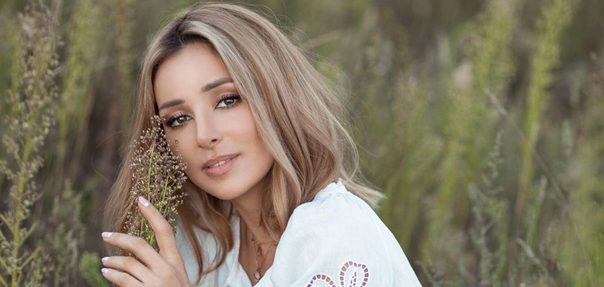 'Холостячка' Огневич снялась на яхте в стильном луке. Фото