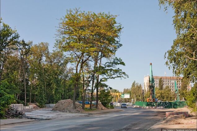 У Києві розпочалося будівництво об'їзної дороги біля майбутньої станції метро 'Мостицька'. Фото